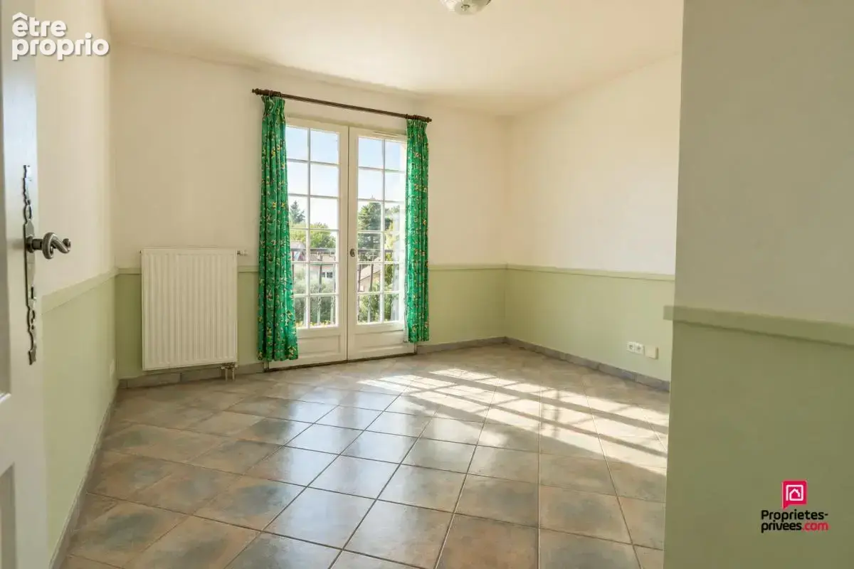 SOLAIZE - Maison de caractère avec sous-sol et terrain piscinable - photo 6