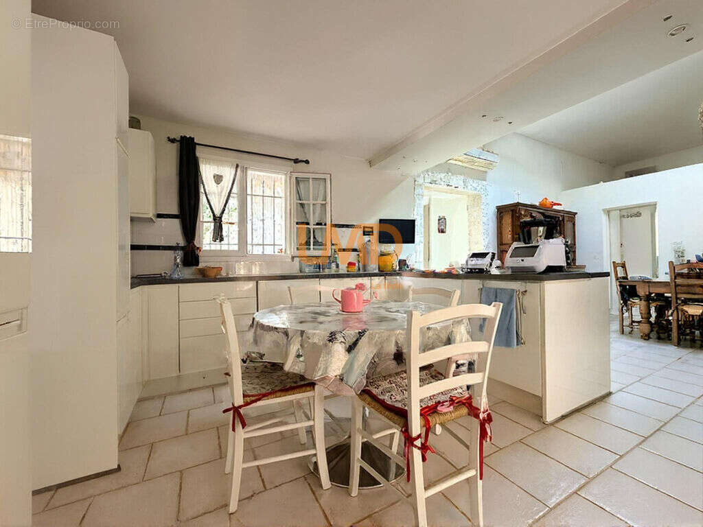 Propriété de 265 m², piscine, logements indépendants à Tourrette - photo 13