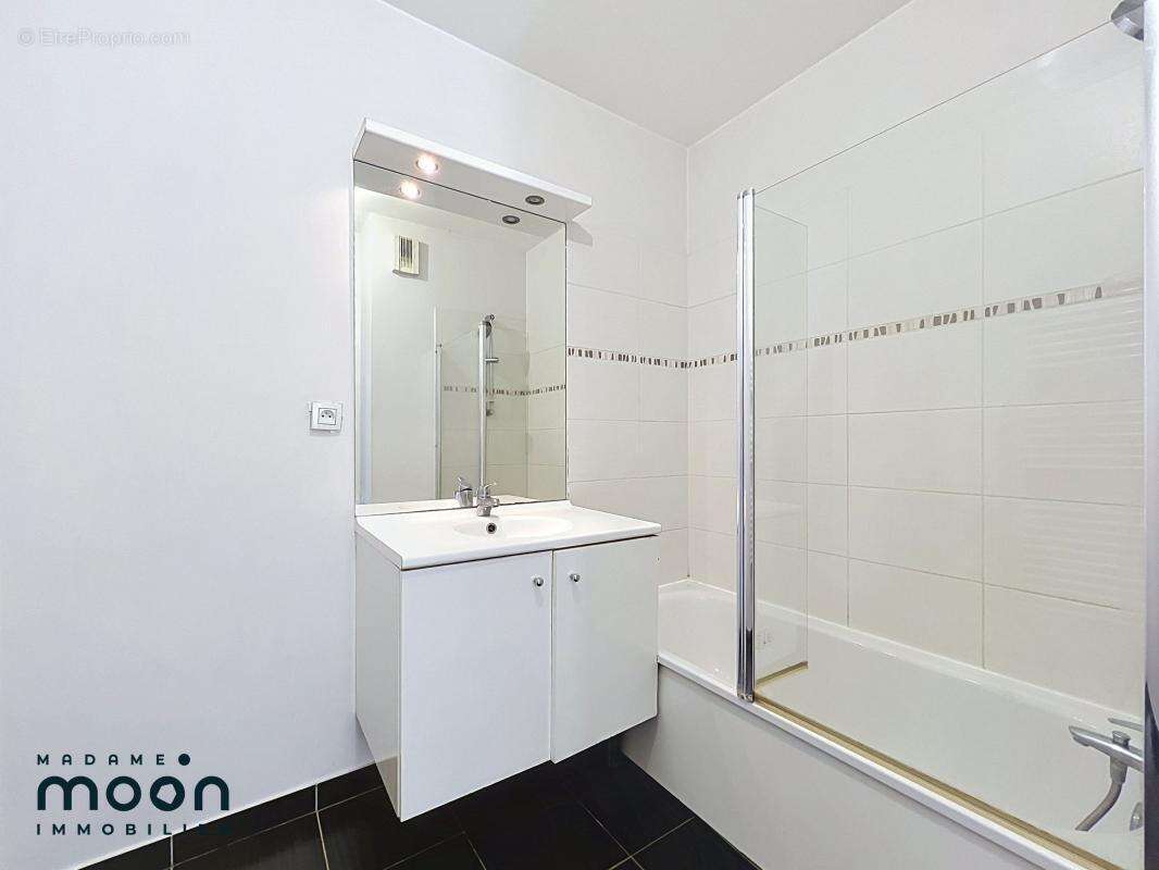 Oullins Centre - T3 61m² - Balcon - Garage - photo 6