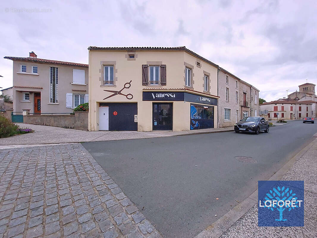 Immeuble de rapport avec local commercial et appartement Centre-bourg - photo 2