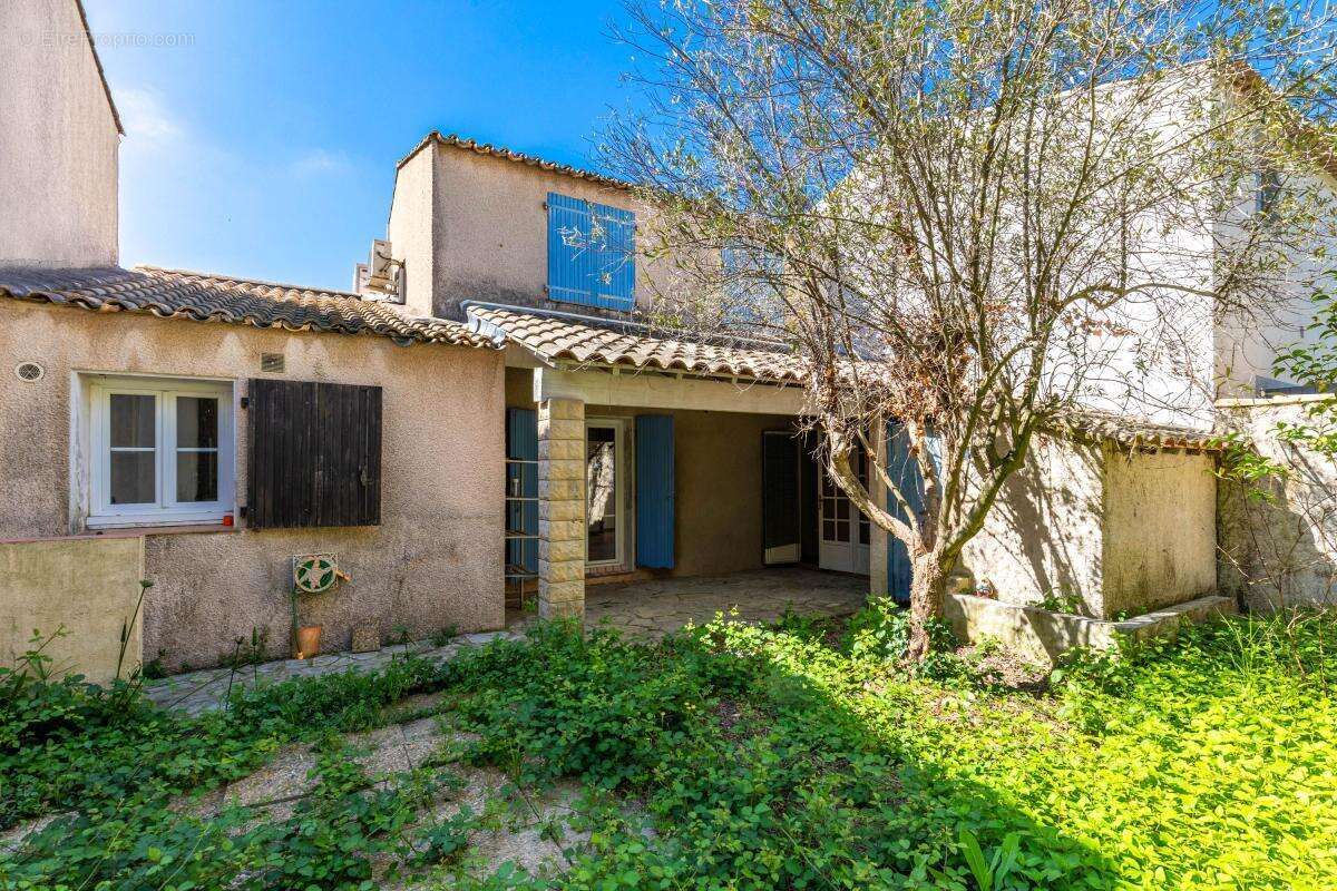 Maison de charme avec studio indépendant à vendre à sanary-sur-mer - photo 2