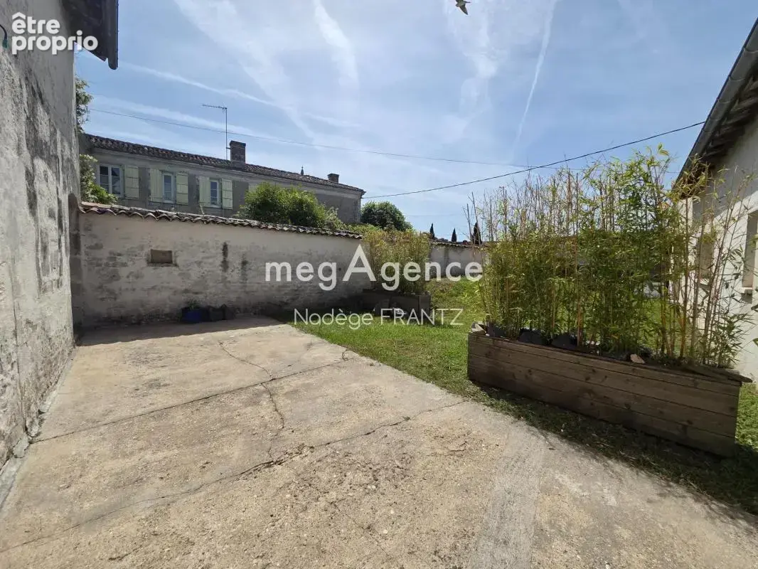 Maison de plain-pied rénovée à Aumagne – 2 chambres, jardin et dépendance - photo 15