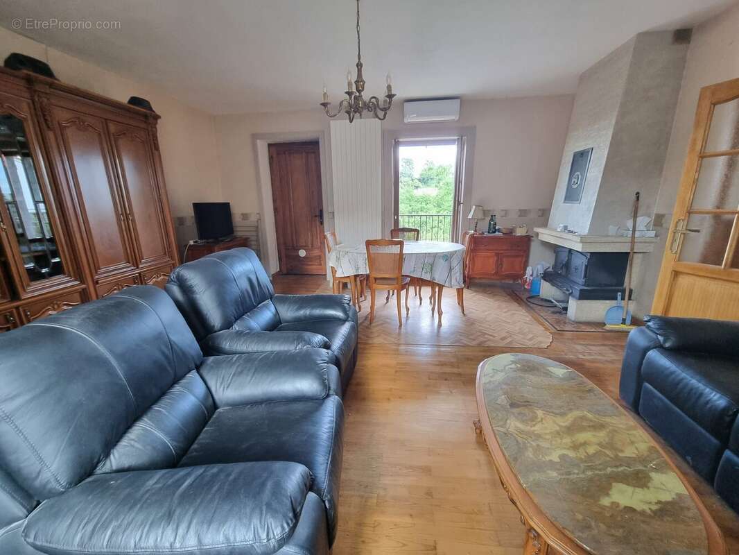 séjour/salon donnant avec terrasse