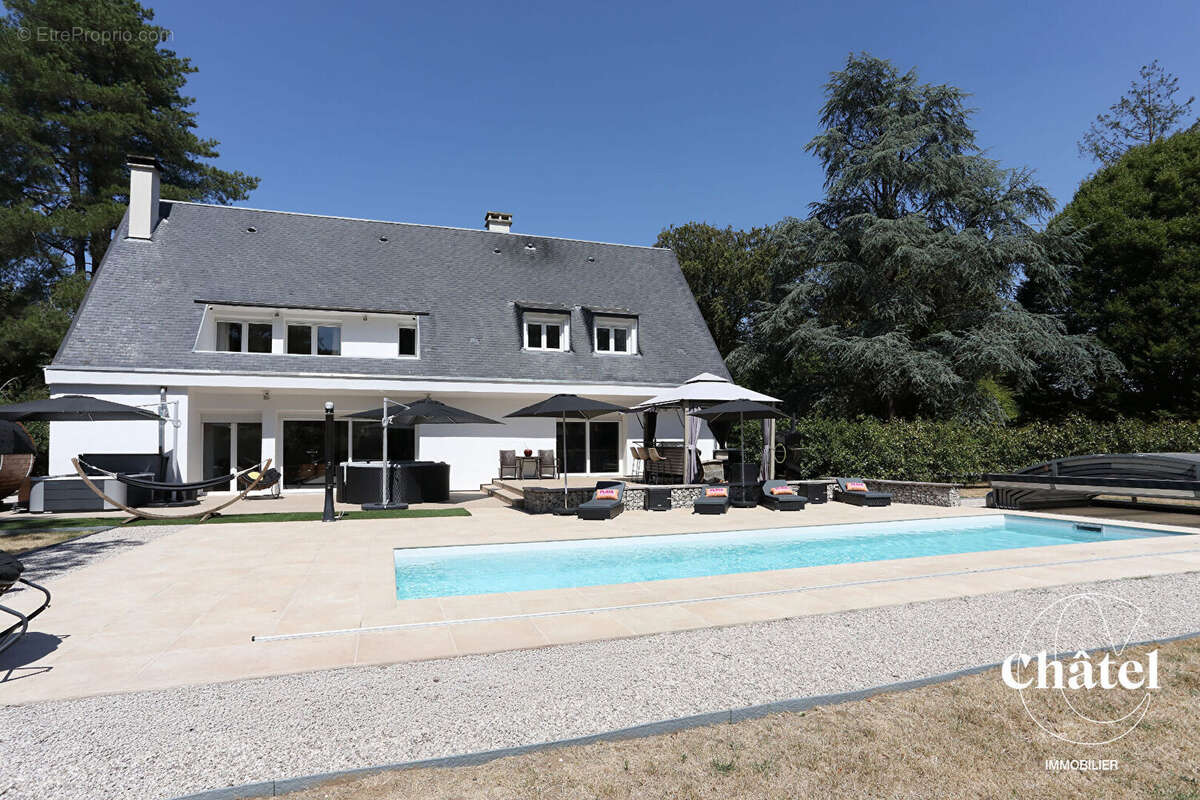 Propriété avec piscine -Une adresse rare à Gouvieux - Centre-ville - photo 17