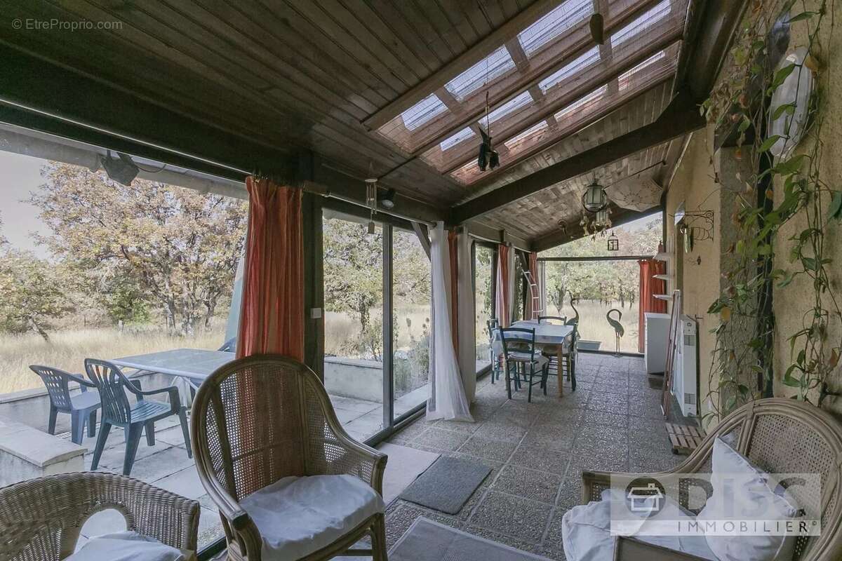 Maison de plain-pied avec grand jardin et garage. - photo 9