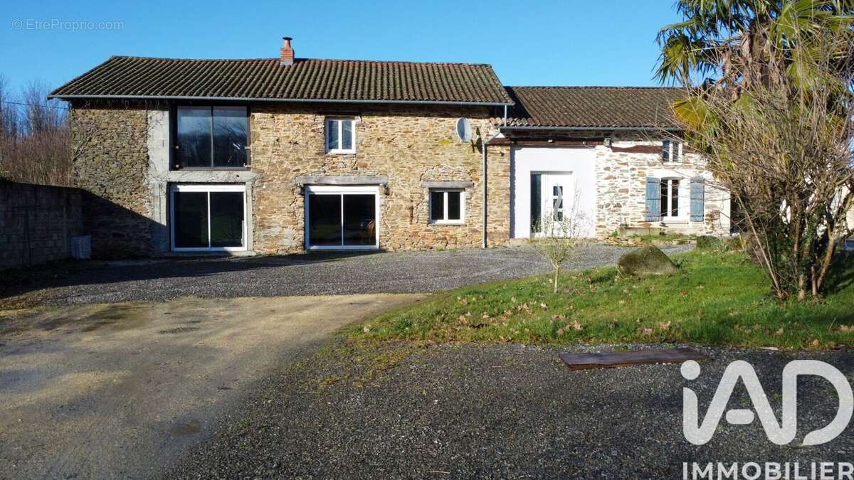 Maison 220 m² à Chalus  - photo 2