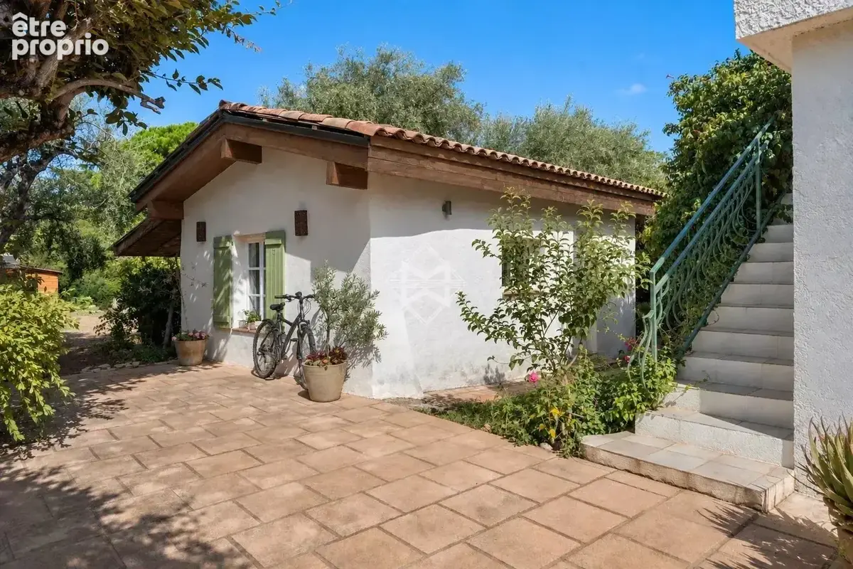 Charmante propriété provençale avec piscine, dépendances et aperçu mer - photo 4