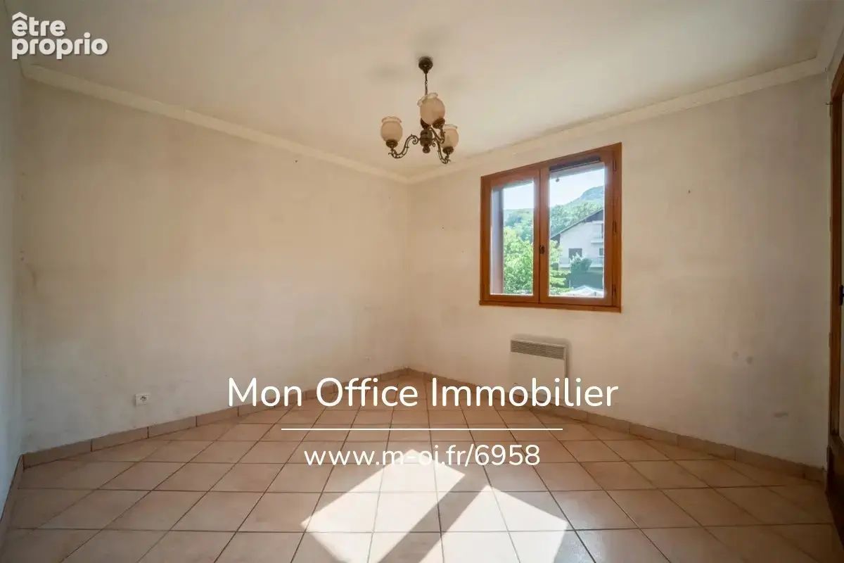 Référence : 6958-TCA. - Maison 5 pièces - jardin plat de plus de 1000m2 - garage - à raffraichir (74330 La Balme de Sillingy sec - photo 8