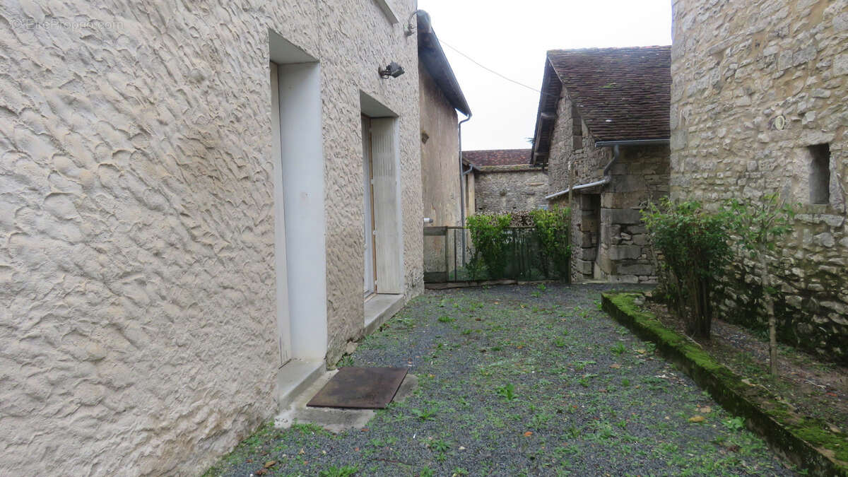 Ensemble immobilier de 2 maisons (en pierres et mitoyennes) avec une grange (en pierres) Secteur SAINT RAPHAEL - photo 4