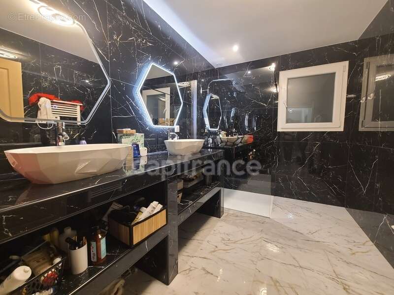 Maison à SAINT-JEAN-D'ANGELY