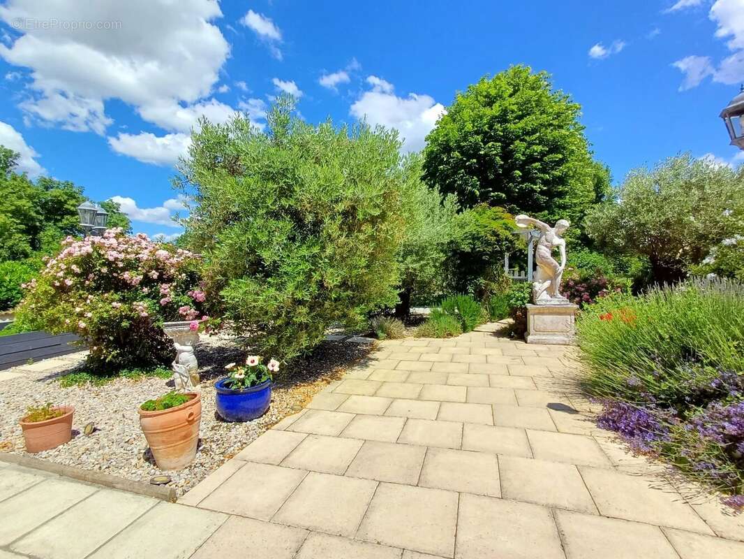 Superbe manoir avec piscine chauffée et grand jardin situé dans un village - photo 13