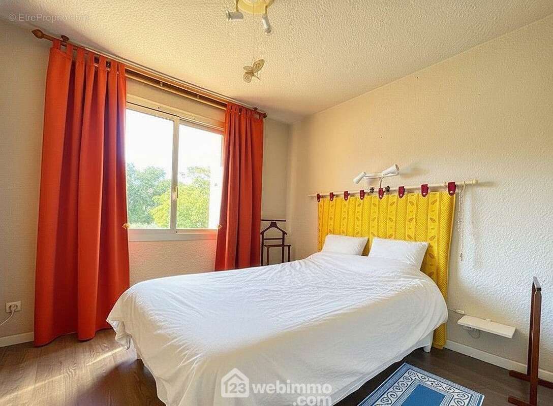 Chambre lumineuse avec vue dégagée sur la verdure. - Appartement à SAINTE-MAXIME