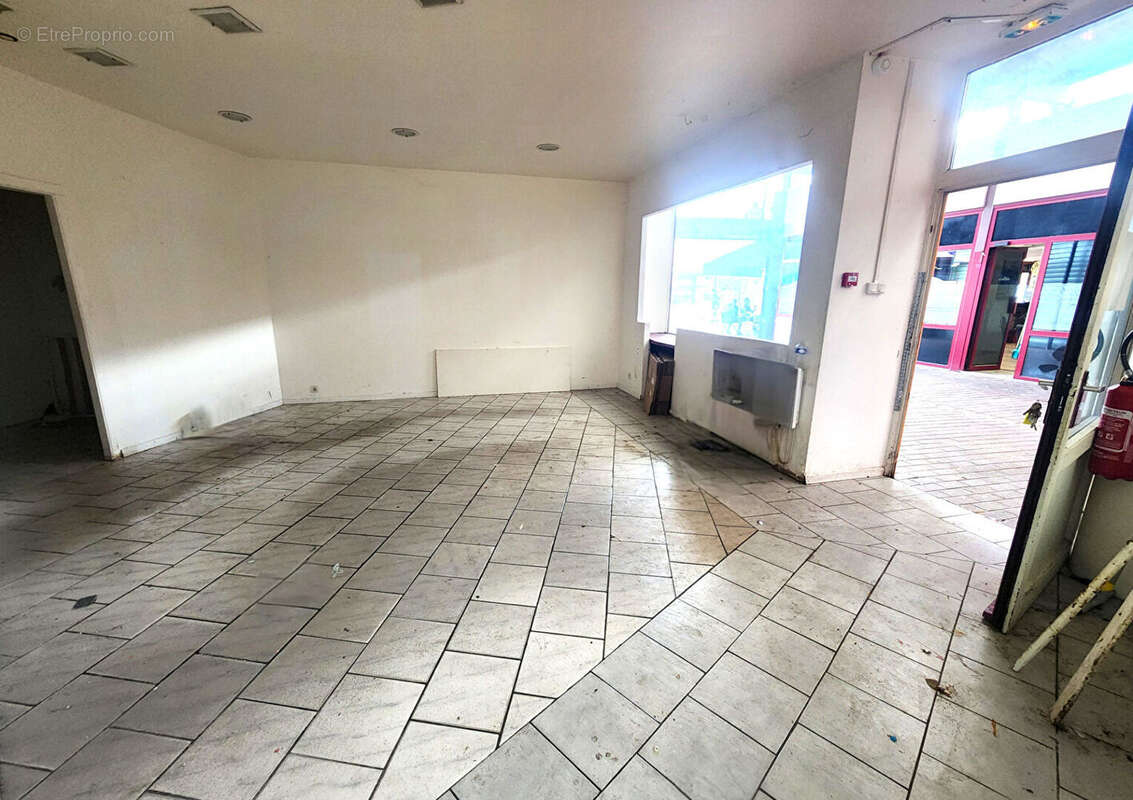 Commerce à VAL-DE-REUIL