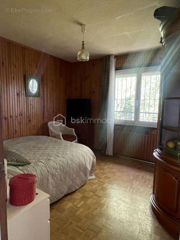 Très jolie maison sur sous-sol total avec son garage et son jardin arboré ! - photo 7