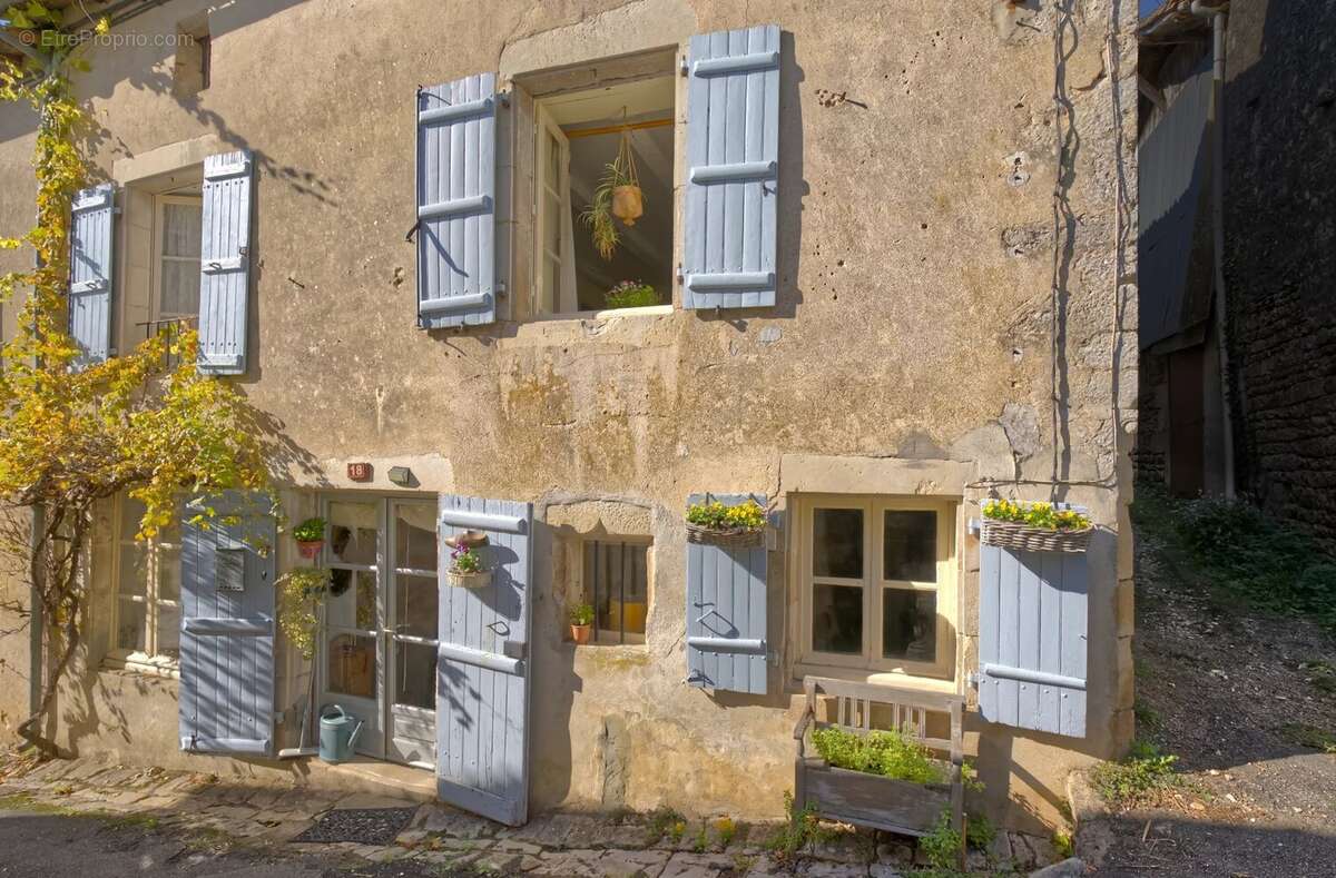 Appartement à NANTEUIL-EN-VALLEE