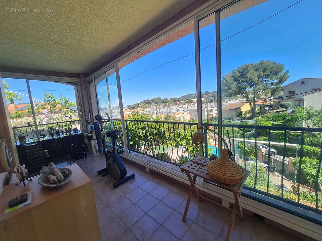* Vue Mer  imprenable* Maison 5 Pièces avec 3 Chambres * Terrasse et Piscine * Garage * (83430) SAINT MANDRIER SUR MER - photo 11