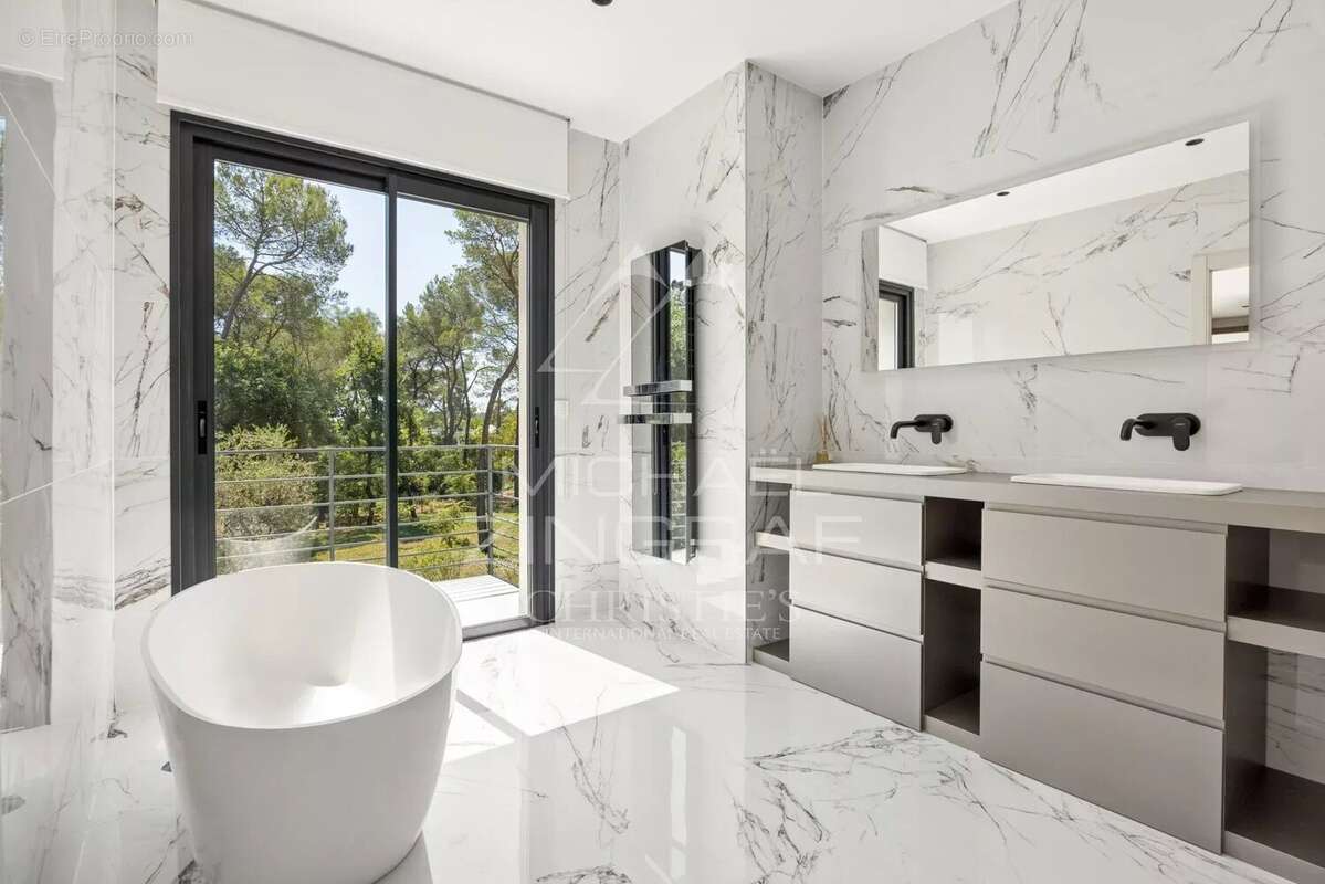 Mougins – Villa familiale rénovée dans un domaine confidentiel - photo 7