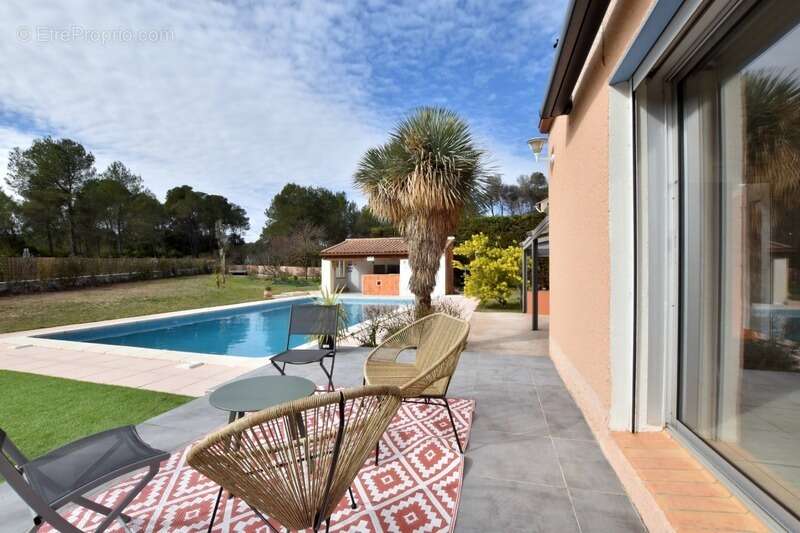 Maison à SAINT-CLEMENT-DE-RIVIERE