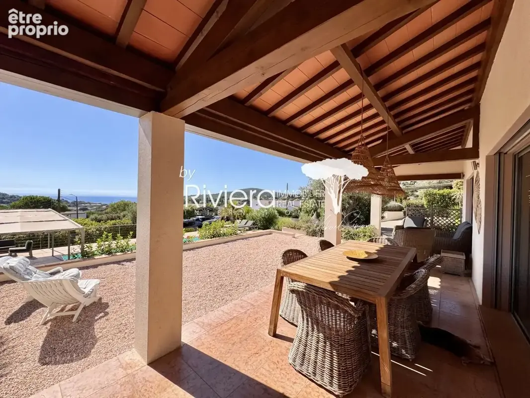 CAVALAIRE - Propriété 486m2 avec piscine et vue mer ! - photo 16