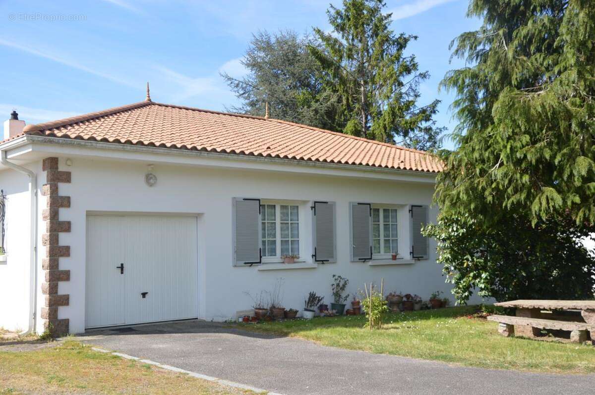 Maison à SAINT-GEORGES-DE-POINTINDOUX