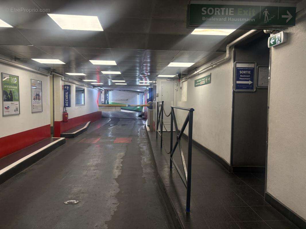 Parking à PARIS-9E