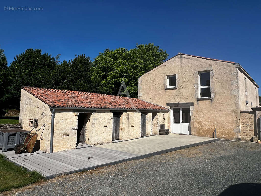 Maison à VOUILLE-LES-MARAIS