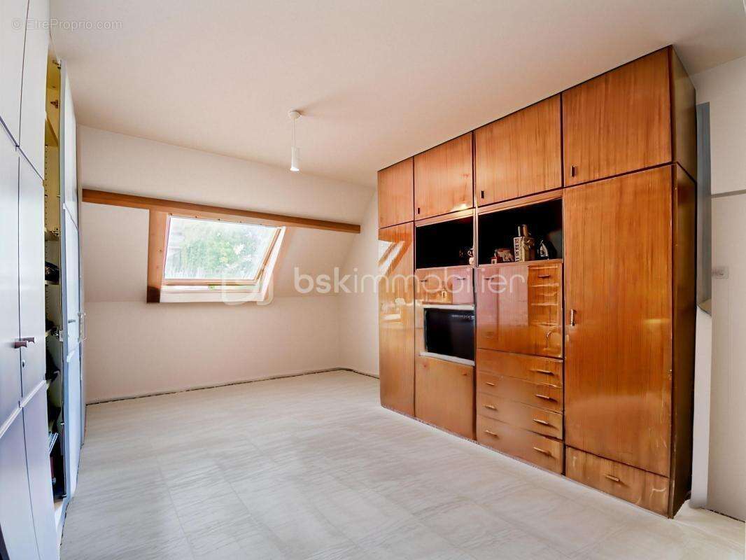 Maison sur la commune de Chatou - photo 14