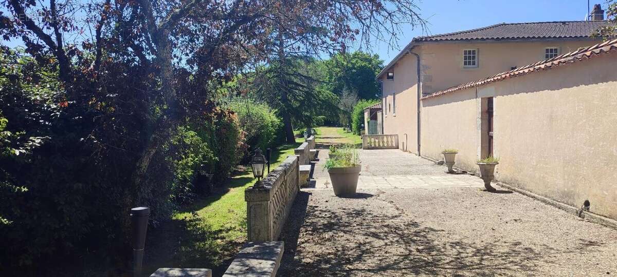 Maison à VIEUX-RUFFEC