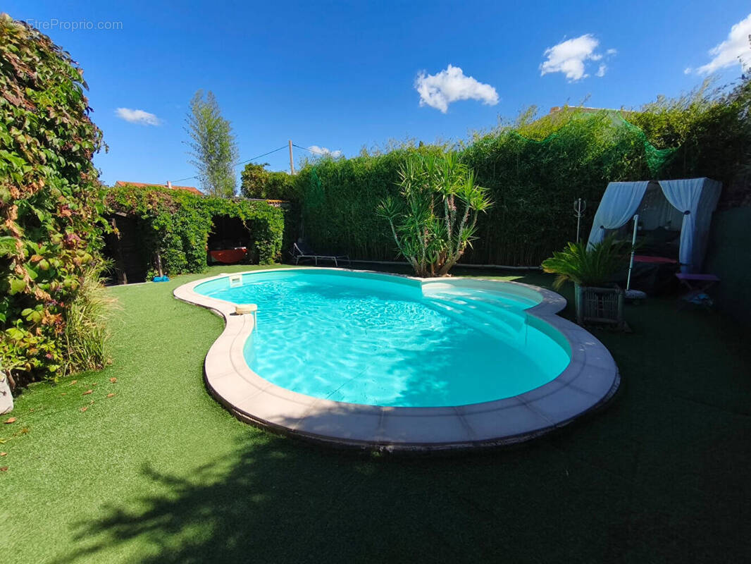 Maison à ENTRAIGUES-SUR-LA-SORGUE