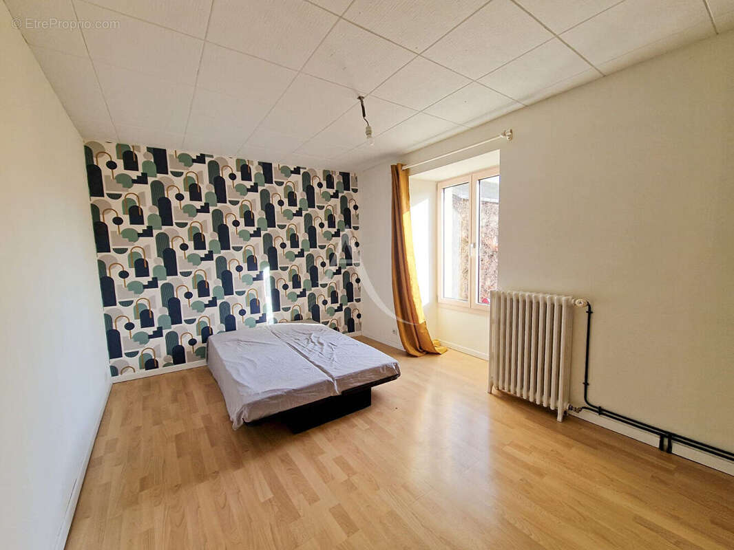 Maison à LE PUY-NOTRE-DAME