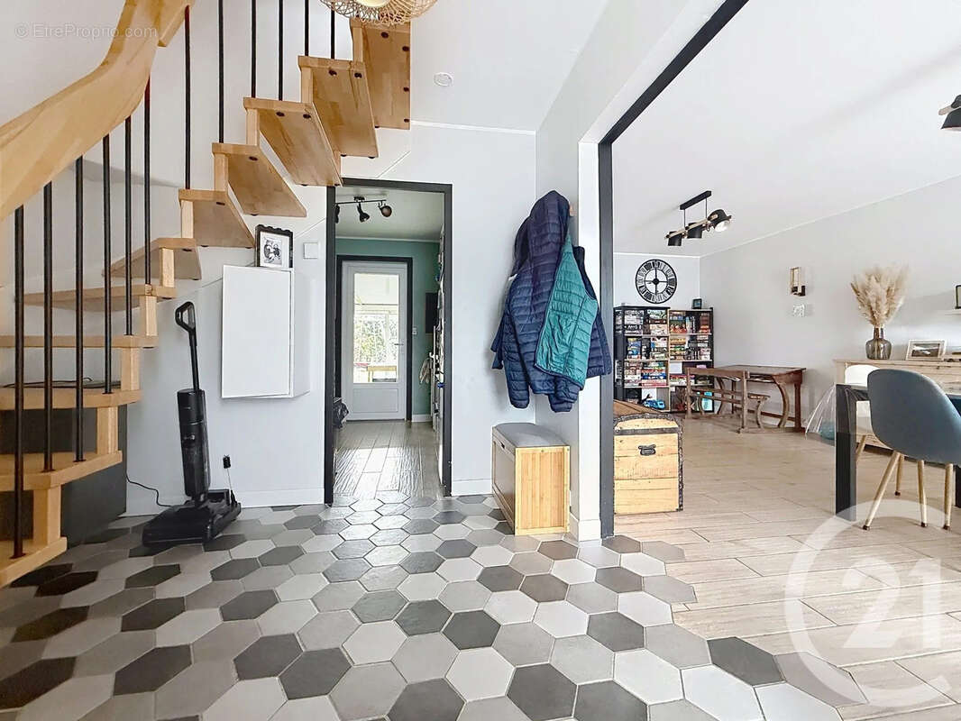 Maison 93 m² à La Chapelle-Saint-Luc  - photo 2