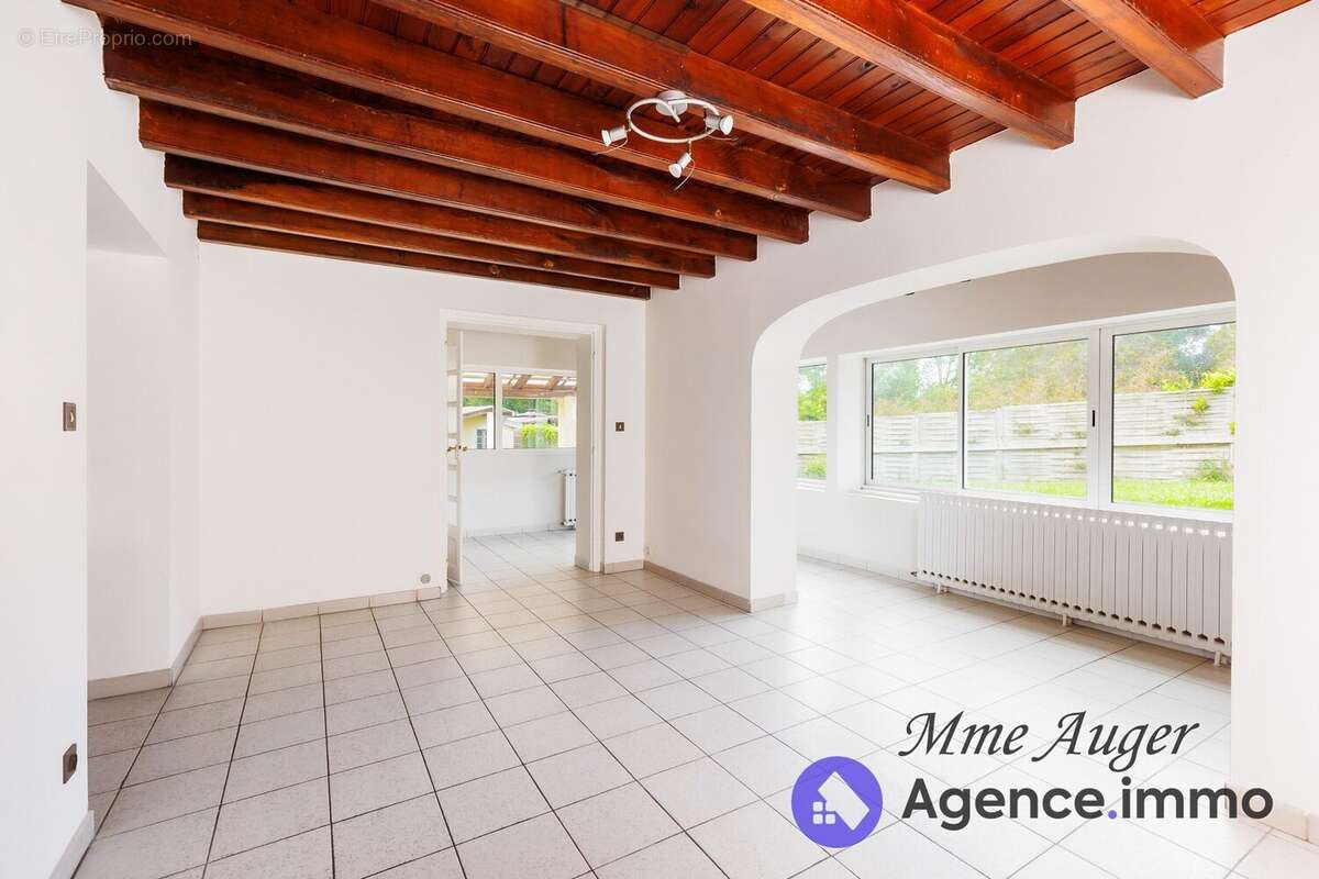 Salle de vie avec vue jardin - Maison à SALIES-DE-BEARN