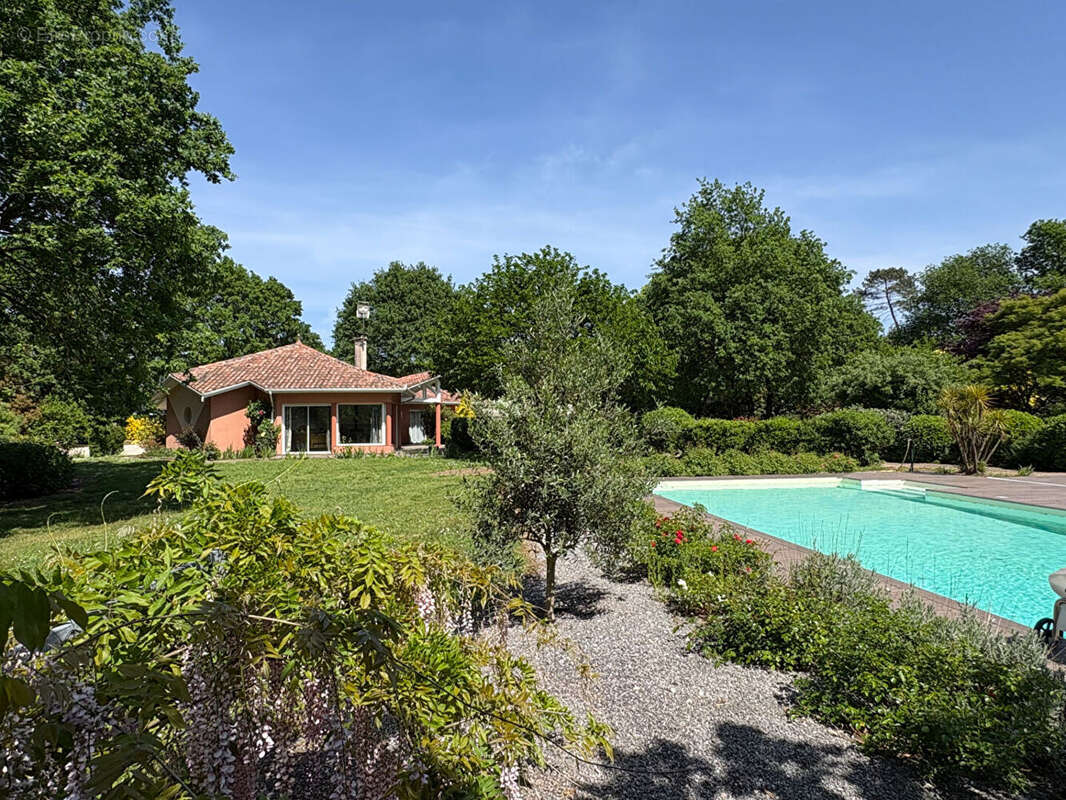 Maison à CARCARES-SAINTE-CROIX