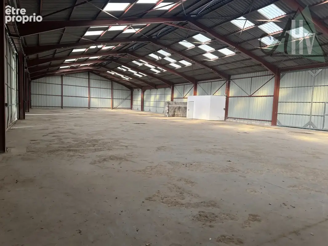 Hangar de stockage - 1 100m2 - Parcelle de 4000 m2 environ - Sainte-Colombe - photo 6