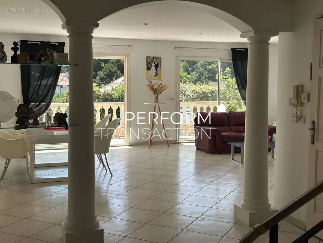 Maison à SAINT-NAZAIRE-LES-EYMES