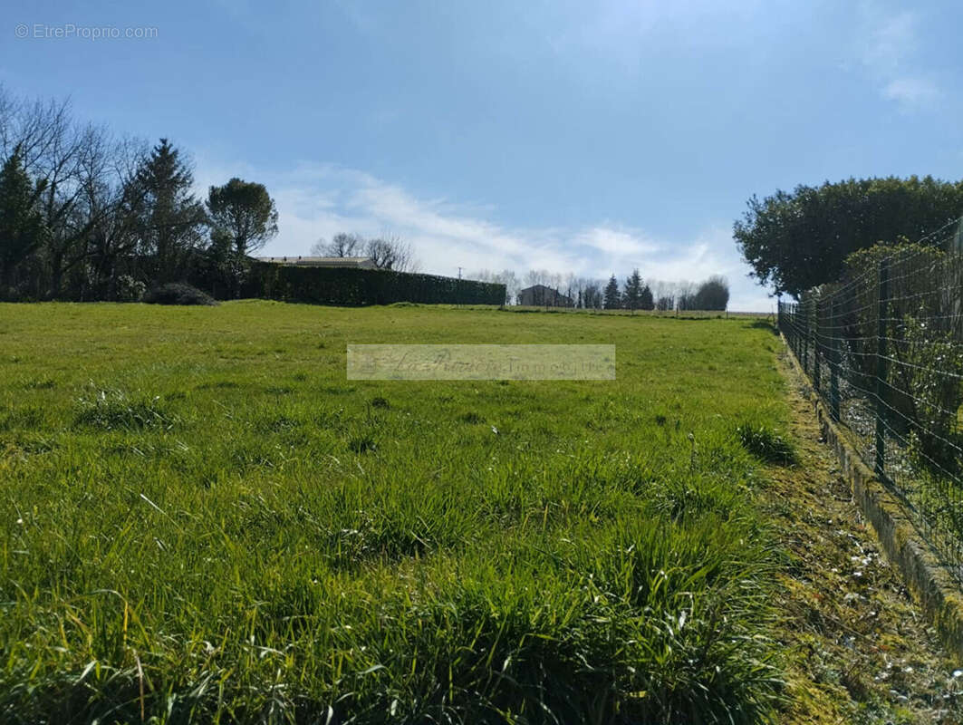 Terrain à MARCILLAC-LANVILLE