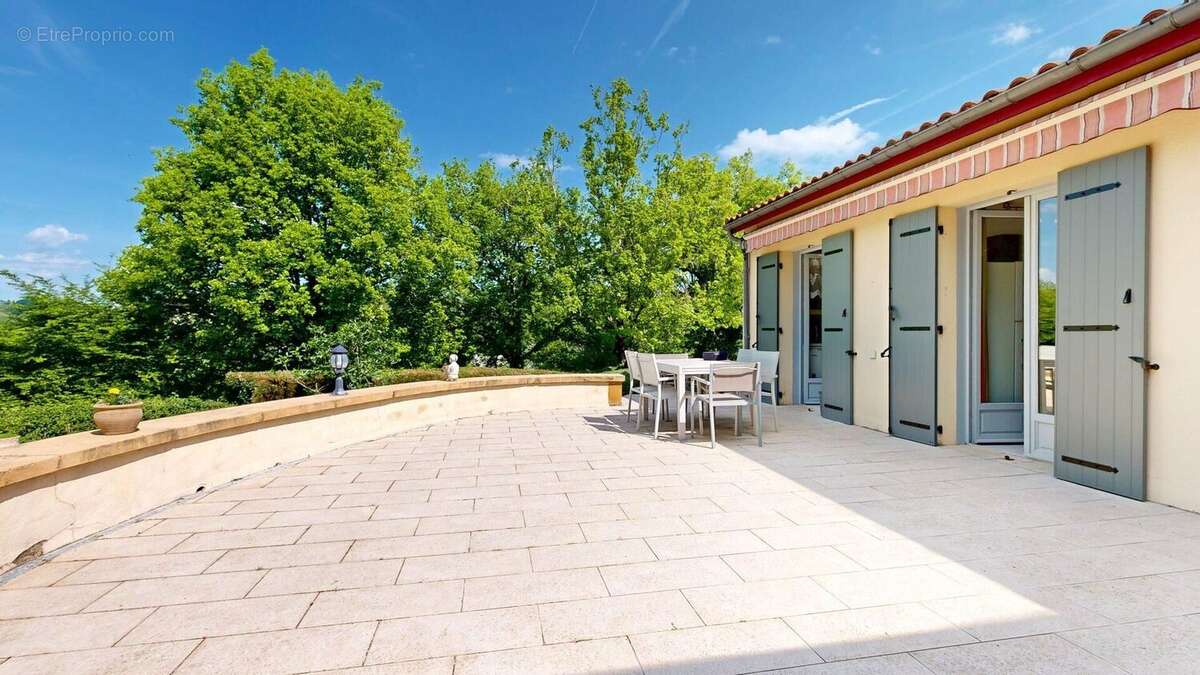 Terrasse - Maison à MARNAC