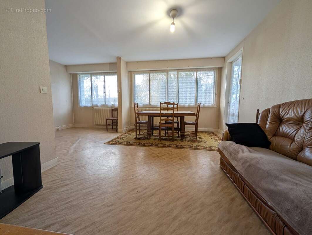 Appartement à LES CLAYES-SOUS-BOIS