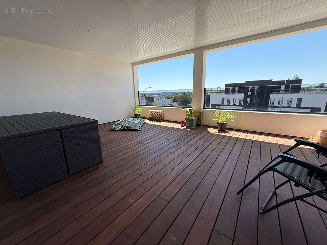 QUIMPER, Beau T2 état neuf avec terrasse de 30 m² et parking couvert - photo 2