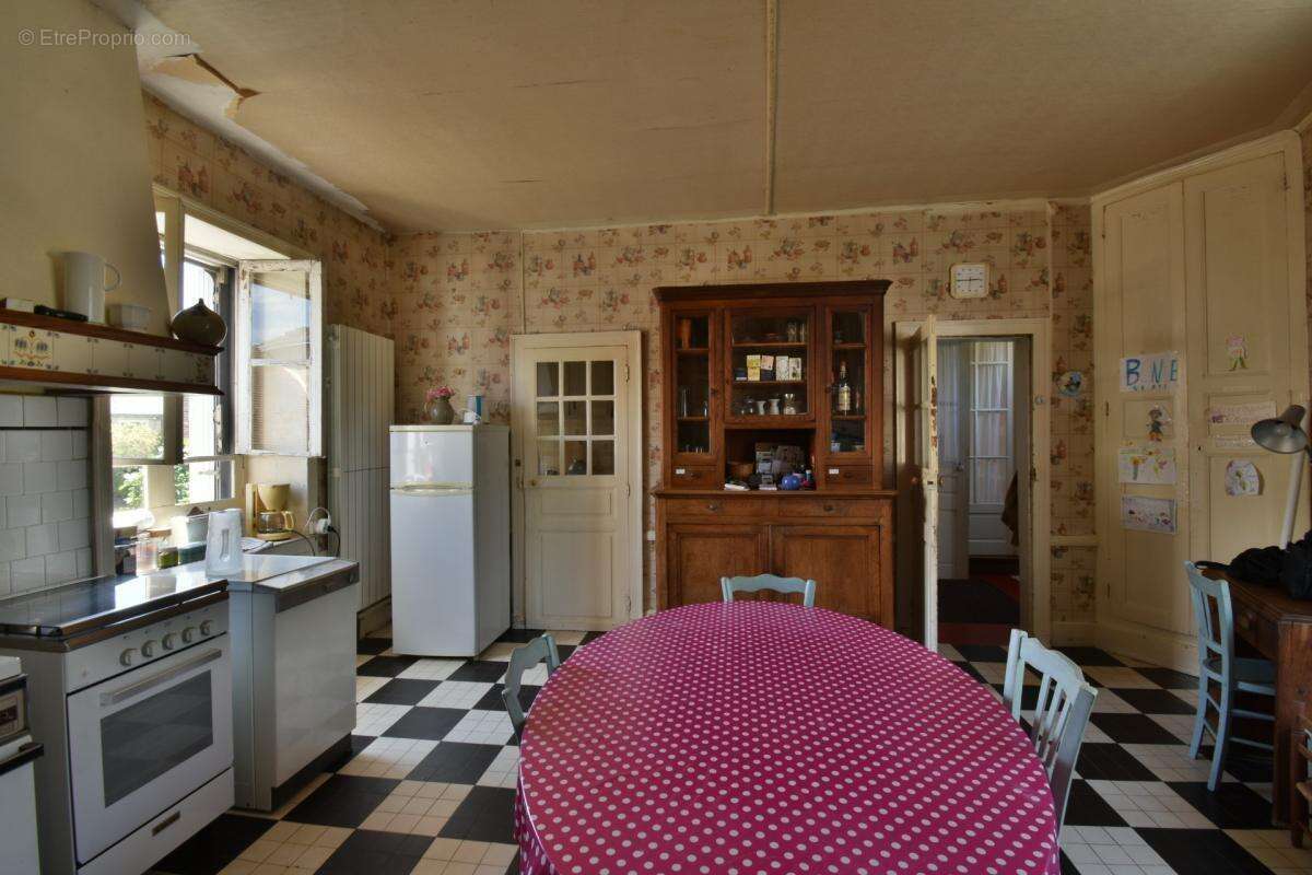 Maison familiale, 5 chambres, au coeur de Prissac (36) - photo 4
