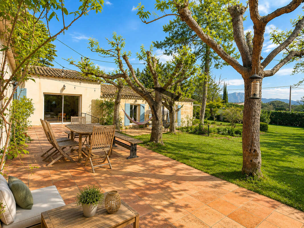 Magnifique propriété à AIX EN PROVENCE-Puyricard 195m2 vue Sainte-Victoire - avec piscine sur 5.000m2 - photo 2