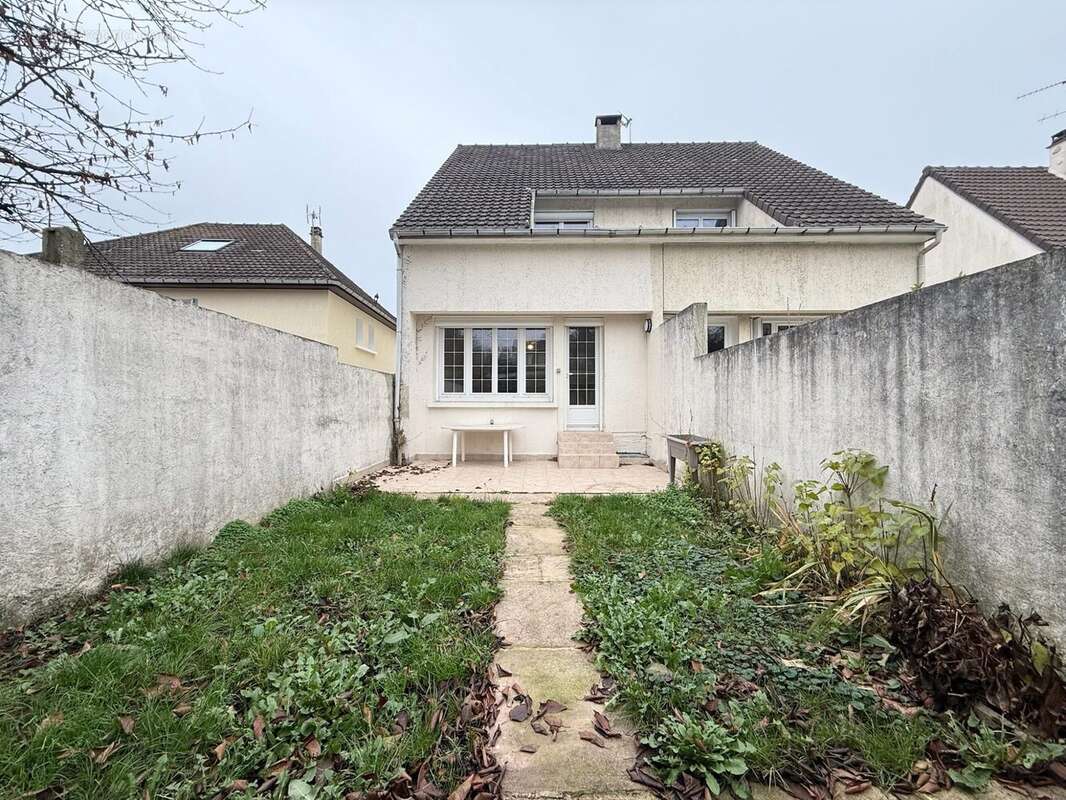 Appartement à SAINT-THIBAULT-DES-VIGNES