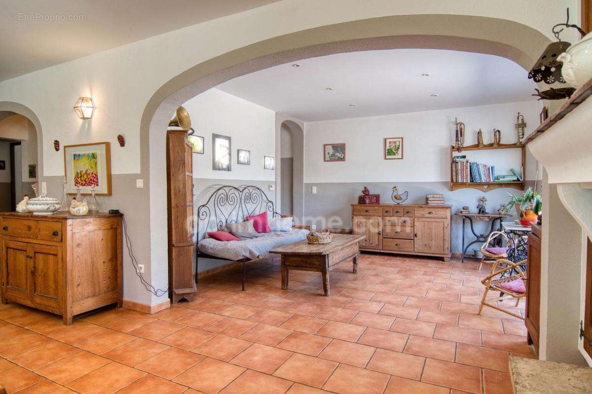 Superbe Villa de 8 Pièces à Cotignac (83) – 182 m² habitables avec piscine, sur 2500 m² de terrain paysager - photo 7