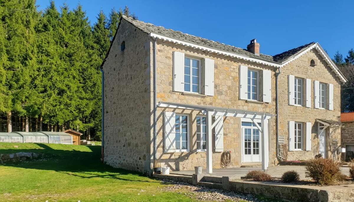Maison à MONTREGARD