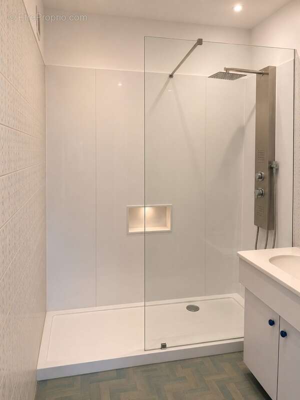 Hyères Gare - Appartement T3 - 77m² - Avec  garage individuel - photo 8