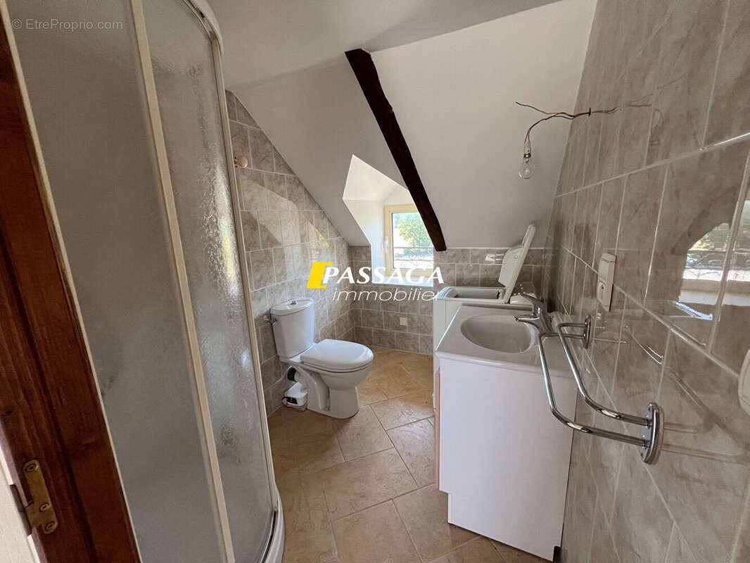 A VENDRE - Bel immeuble de rapport (4 appartements) avec terrain attenant - LAISSAC - photo 16