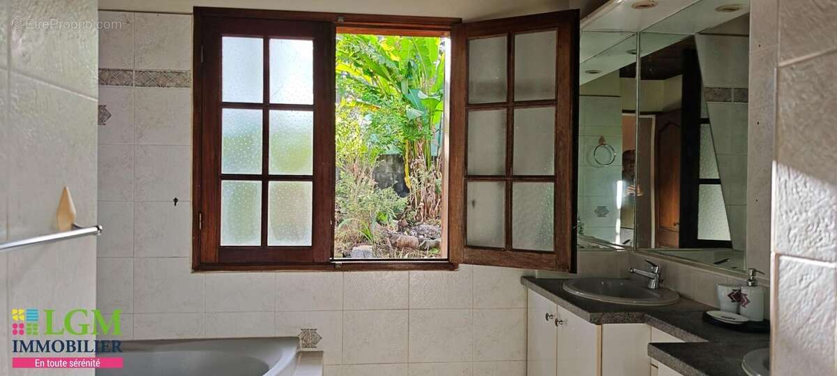 Villa de charme spacieuse sur grand terrain 1.200m2 à Trois-Mares, TAMPON - photo 14