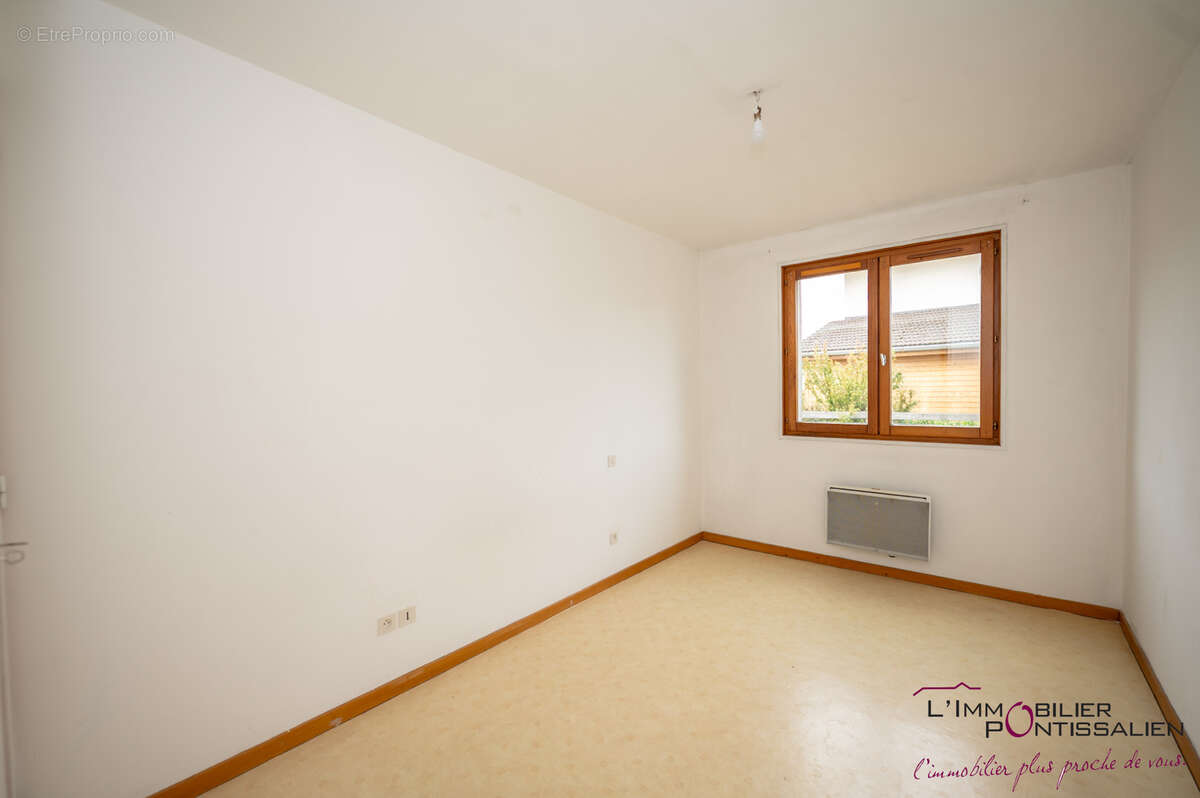 Appartement rez-de-chaussée Type 2 Rochejean centre village - photo 10