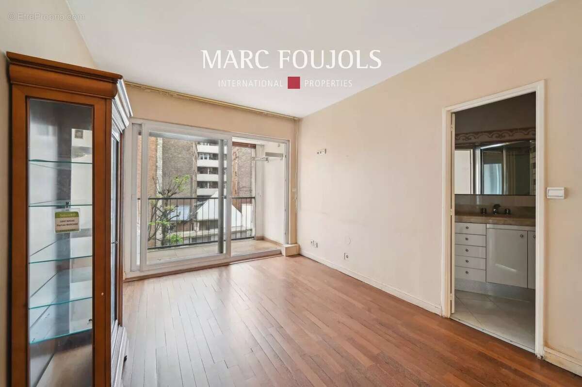 Appartement à PARIS-16E