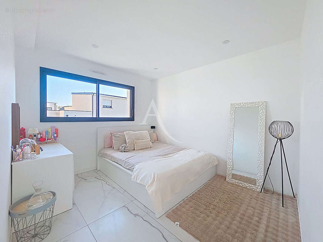 Maison à MONTREUIL-JUIGNE